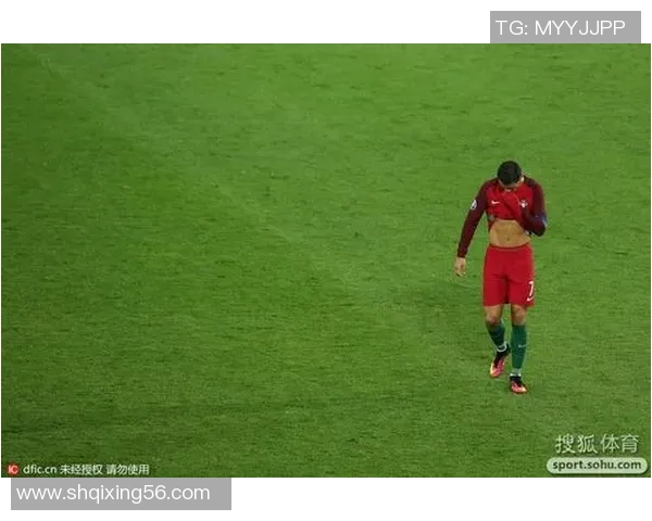 足球球星腹肌训练成果展现引发热议健身话题讨论